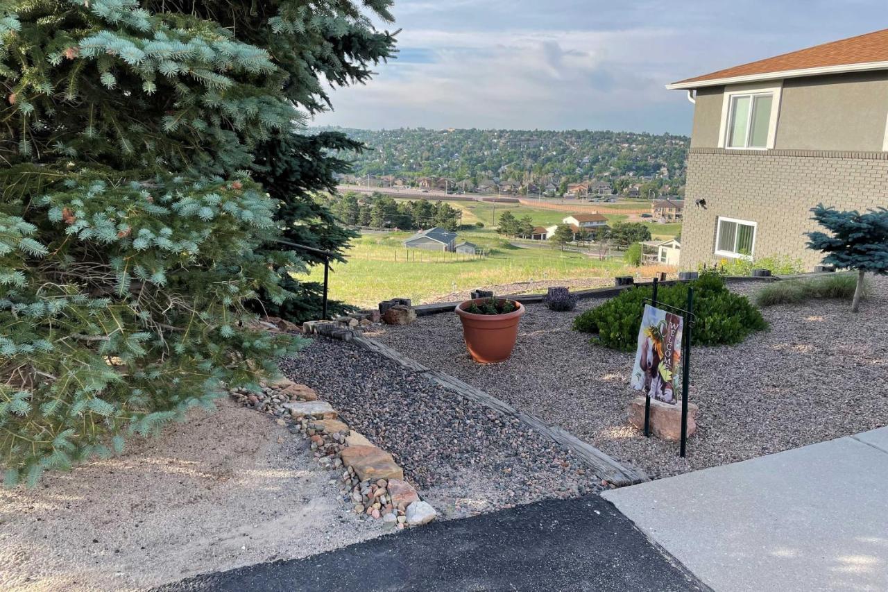 Bright, Renovated With Views Of Pikes Peak Apartment