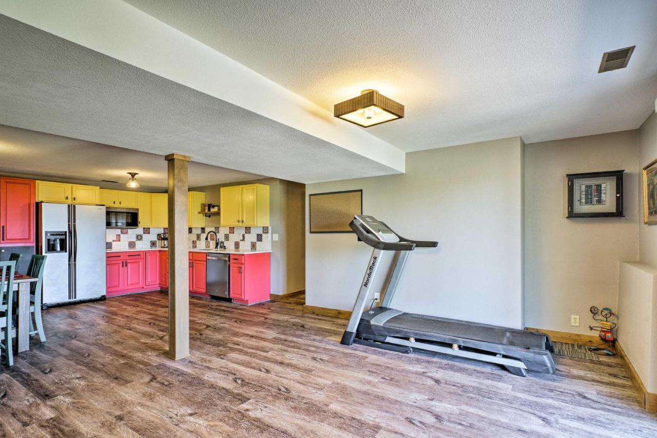 Bright, Renovated With Views Of Pikes Peak Apartment