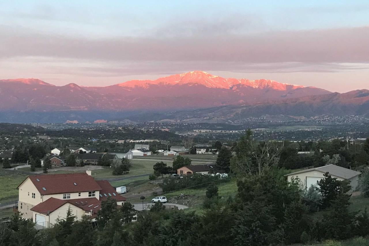 Bright, Renovated With Views Of Pikes Peak